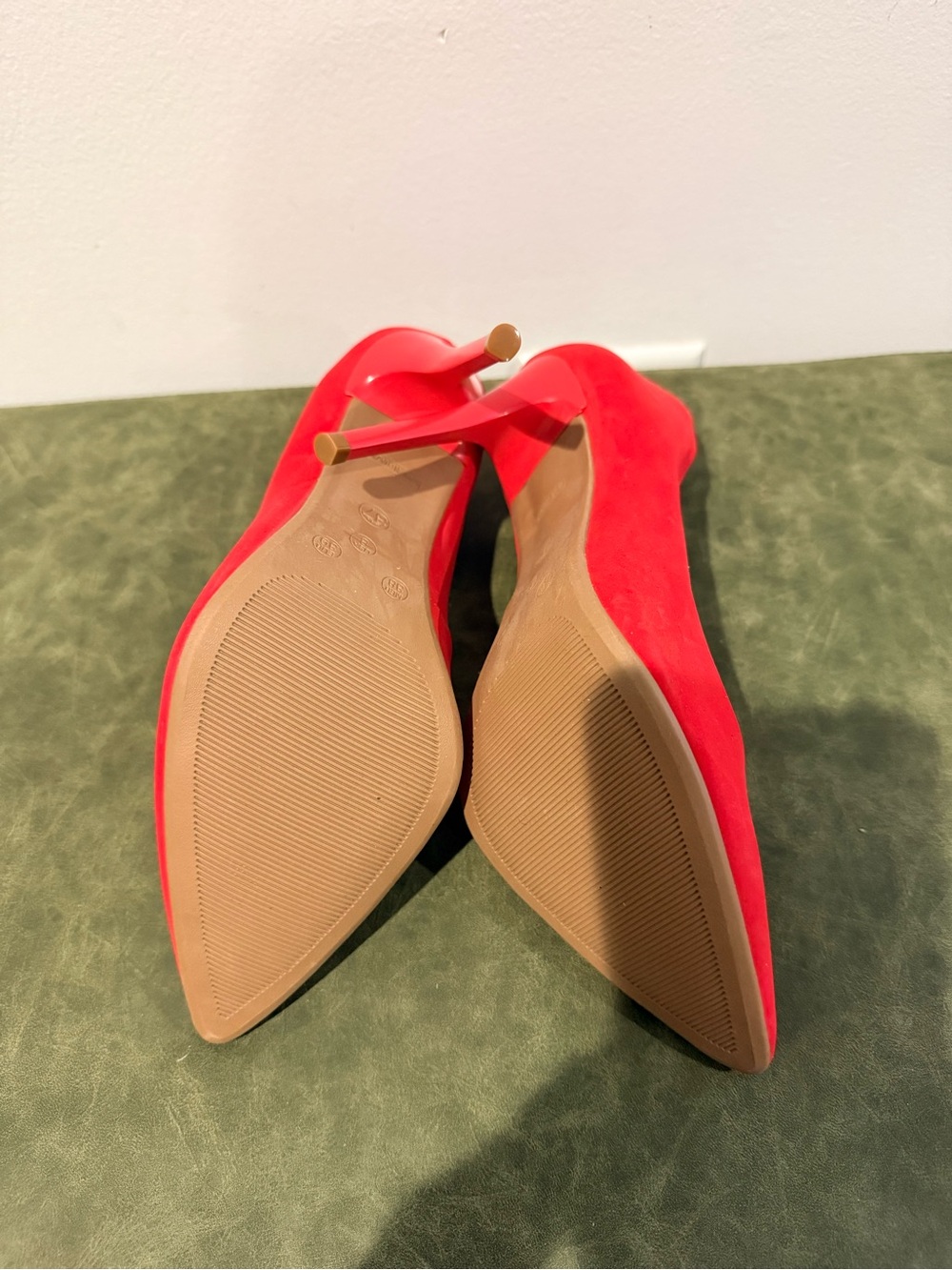 Classic Red Pointed-Toe High Heels - Picture 7 of 7